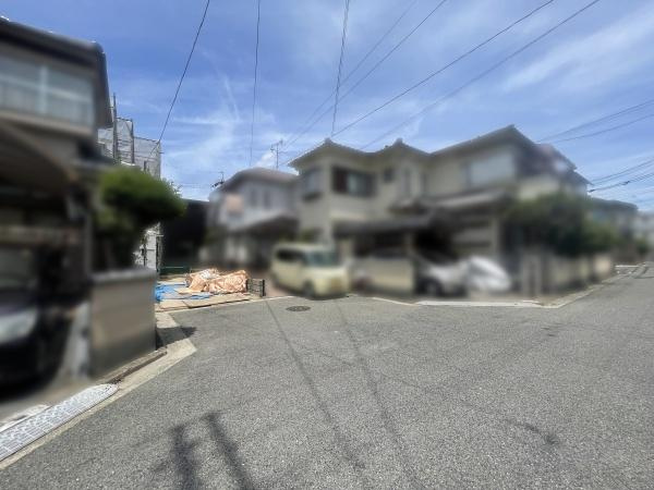 【前面道路含む現地写真】 | 前面道路は閑静な住宅地をはしる車通りの少ない道路。お車の出し入れが苦手なママや小さなお子様にも安心ですね。しっかり舗装もされているので、ベビーカーや自転車で通っても快適に通行できます。