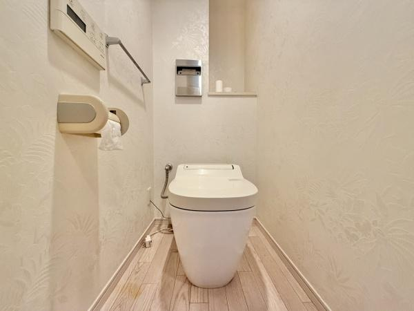 【トイレ】 | 少女の赤い帽子泉北深井 | 節水型でエコなトイレには、今では当たり前のウォシュレット付き。便座を温める機能付き！