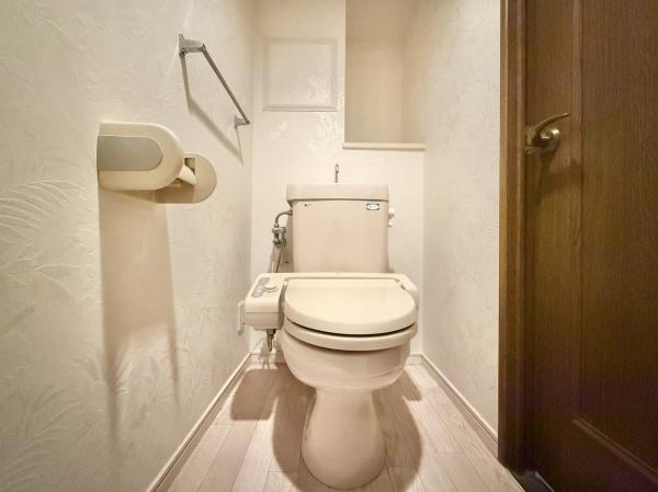 【トイレ】 | 少女の赤い帽子泉北深井 | 1階2階どちらにもトイレがあるって本当に便利ですね。