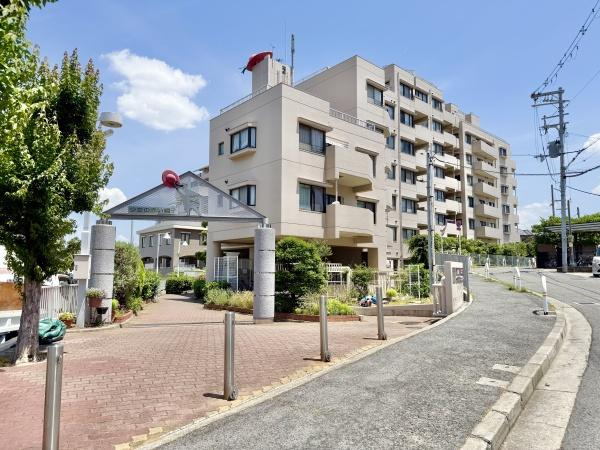 【外観】 | 少女の赤い帽子泉北深井 | 南海泉北線「深井」駅が徒歩約22分！
南海バス乗車5分「八田北町」下車徒歩約3分。

