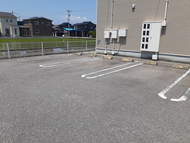 セトル・アンソレイユ　Ｂの駐車場|車をお持ちの方に嬉しい駐車場付きの物件です