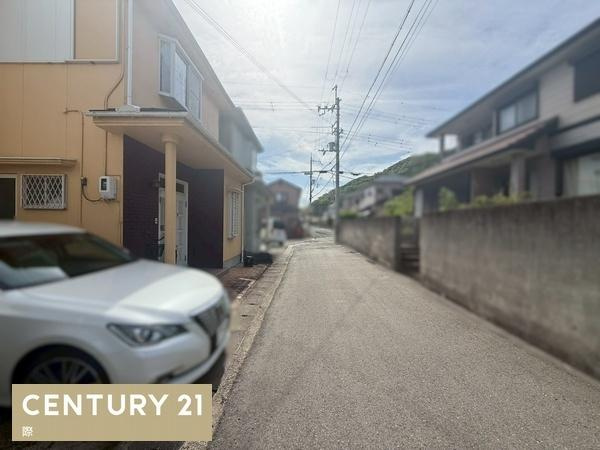 和歌山市栄谷　中古戸建の前面道路含む現地写真