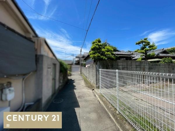 和歌山市東小二里町　中古戸建の前面道路含む現地写真