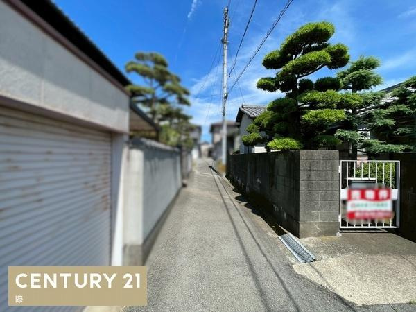 和歌山市東小二里町　中古戸建の前面道路含む現地写真