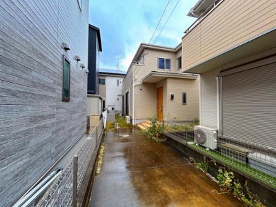 【駐車場】 | 草加市稲荷4丁目・戸建 | 敷地内駐車場は2台駐車可能です♪(車種による)
