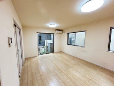 【居間・リビング】 | 草加市稲荷4丁目・戸建 | 広々としたリビングが印象的です。