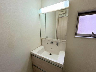 【独立洗面台】 | 草加市稲荷4丁目・戸建 | 窓付きで換気もできる洗面スペース♪
