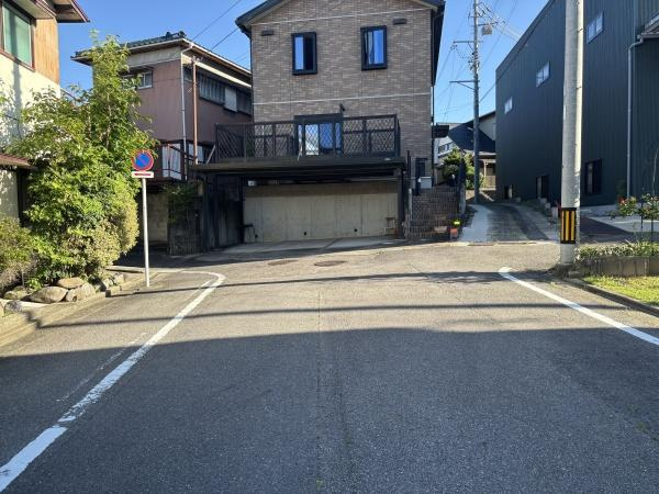 岡崎市鴨田町・中古戸建の前面道路含む現地写真|前面道路です。