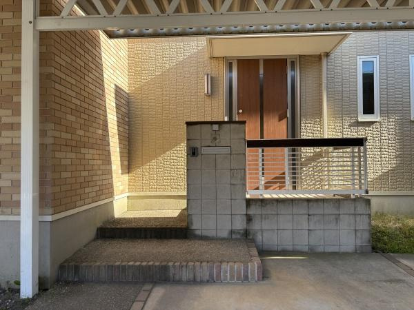 岡崎市田口町・中古戸建の玄関|訪れる人を心地よく迎え入れます。