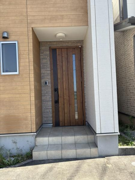 幸田町相見・中古戸建の玄関|訪れる人を心地よく迎え入れます。