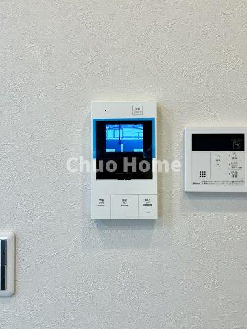 グリーンパーク北綾瀬弐番館のセキュリティ|【モニターホン】誰が来たかすぐにわかるカラーモニター付きインターホン。通話ボタンを押すまでは室内の音は漏れていませんので相手を確かめてから応対できます。