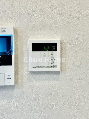 グリーンパーク北綾瀬弐番館の発電・温水設備|【給湯リモコン】外での一日を忘れさせてくれるオートバス機能でお好みの湯量・温度に調整された浴槽。