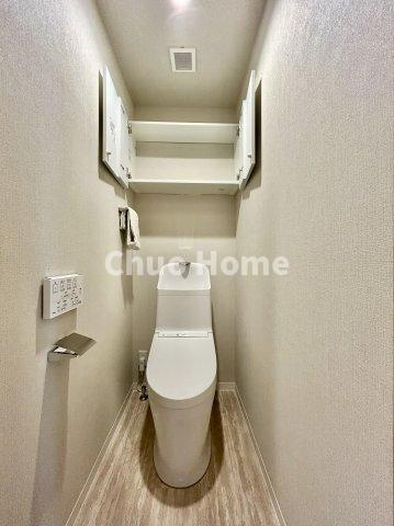 グリーンパーク北綾瀬弐番館のトイレ|【トイレ】 収納スペースをしっかりと確保した温水洗浄便座機能付きトイレ。温水洗浄便座は清潔にお使いいただくための大切なアイテムです。
