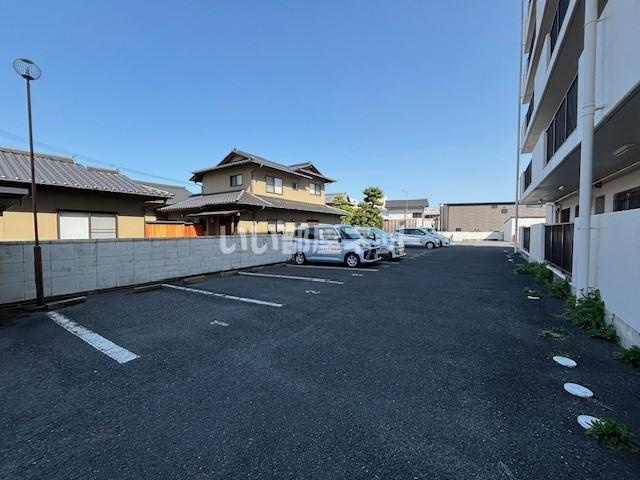 サンハイム千石の駐車場|駐車場があるので、車を買う予定の方も安心です