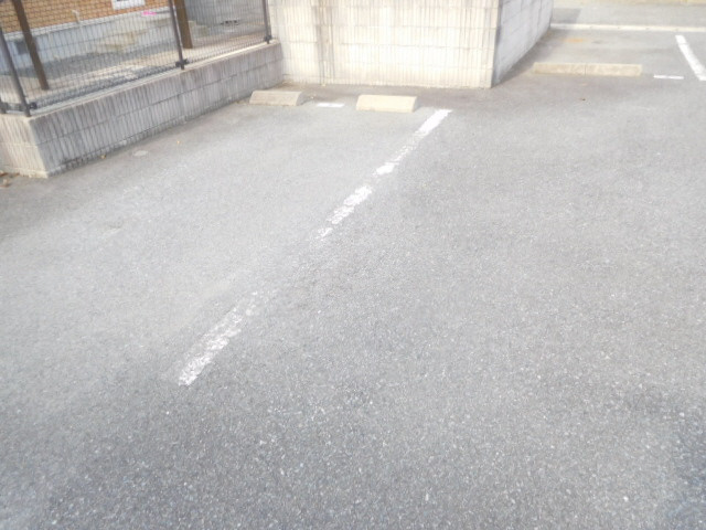 ジュネス辻井の駐車場
