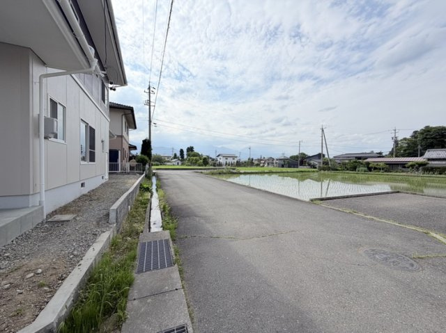 三郷明盛　中古住宅の前面道路含む現地写真
