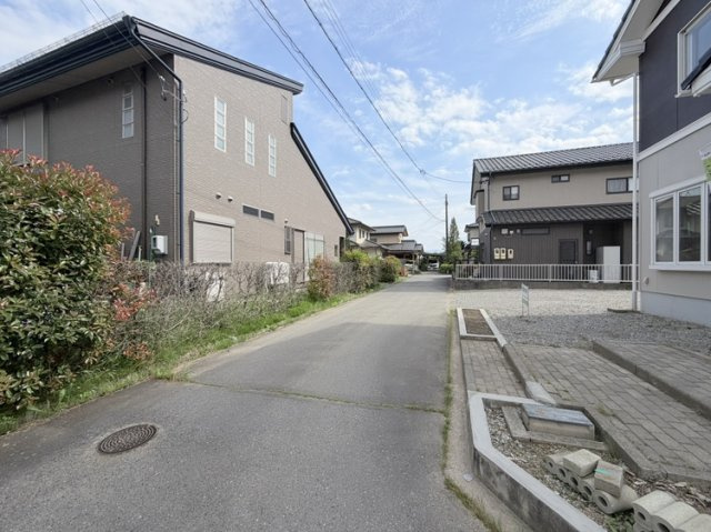 三郷明盛　中古住宅の前面道路含む現地写真