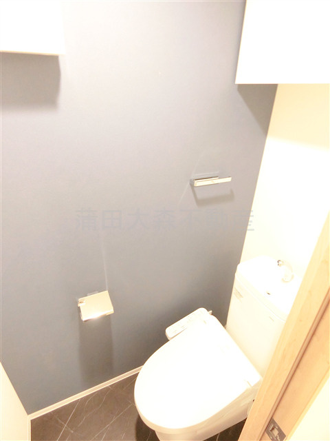 S-RESIDENCE大森bresaのトイレ|吊戸棚と温水洗浄便座付きのトイレ