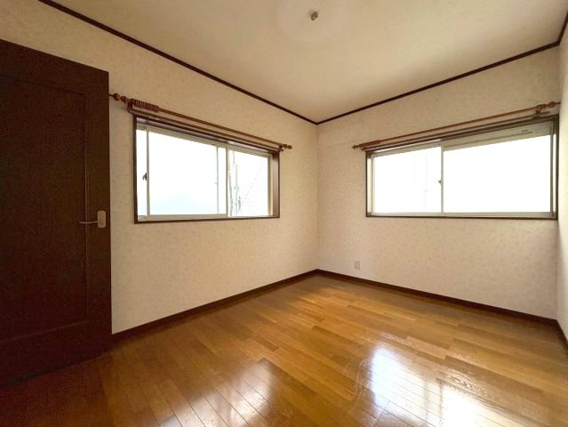 西浦6丁目戸建の洋室