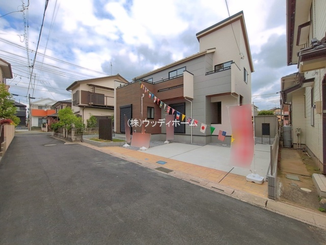 春日部市粕壁東5丁目　新築一戸建ての前面道路含む現地写真