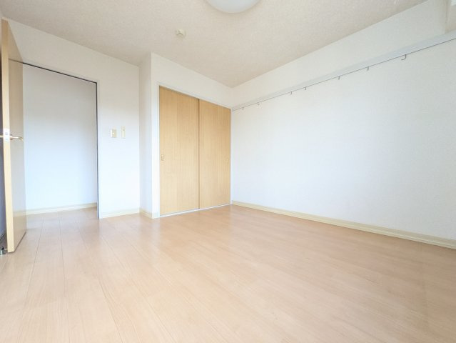 クレスト天神前の洋室|リフォーム中のため同間取り別部屋の画像です (※現況優先となります)