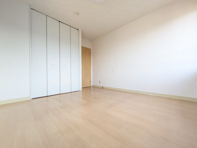 クレスト天神前の洋室|リフォーム中のため同間取り別部屋の画像です (※現況優先となります)