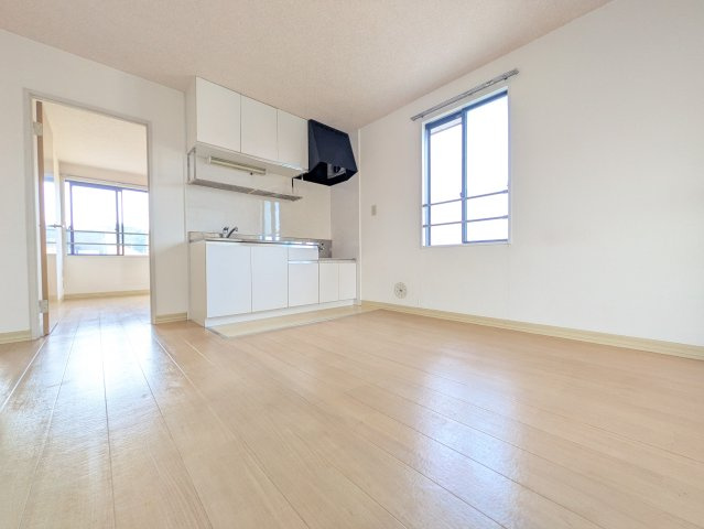 クレスト天神前の居間・リビング|リフォーム中のため同間取り別部屋の画像です (※現況優先となります)