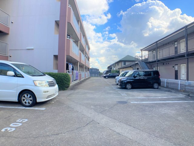 サンハイム梓の駐車場