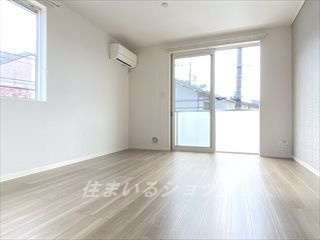 ロトンヌ　I´ automne の居間・リビング|エアコン・シャッター雨戸あり