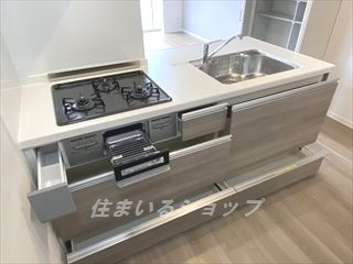 ロトンヌ　I´ automne のキッチン|３口ガスコンロ・グリル付きシステムキッチン
