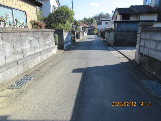 【土地】常磐関船町屋津 高台で陽当たり良好！ 111坪 解体更地渡し　不動産プラスの前面道路含む現地写真|西側5m公道に面しています。周辺は車通りも少なく閑静な住宅地となっております。