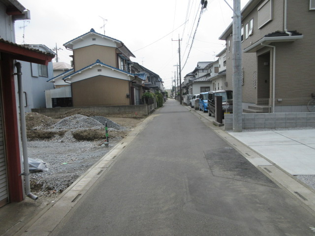 【仲介手数料無料】新築戸建　熊谷市別府2-105（全1棟）の前面道路含む現地写真