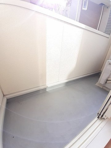 サンシャインオールウェイズＣのバルコニー|外からの目が気にならないバルコニーで洗濯物が干せます
