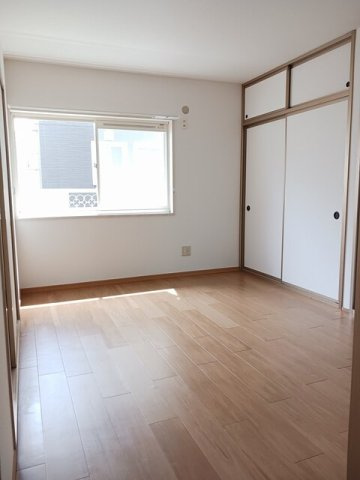 クレセントの内装|明るい色調の室内です
