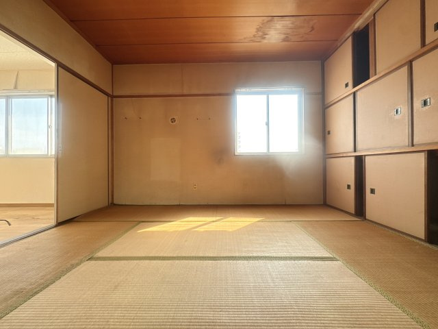 【和室】 | 第２シャトー高宮 | 各居室に収納を完備した、暮らしやすさを追求した間取り。お部屋全体に自然光が届きます。