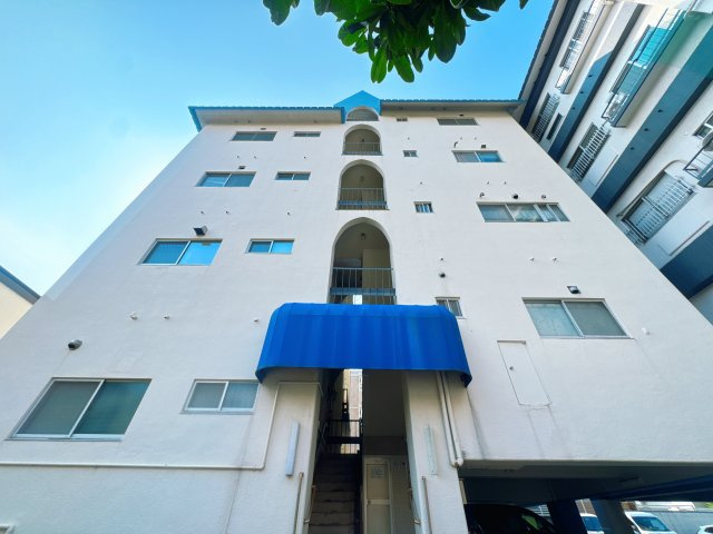 【外観】 | 第２シャトー高宮 | 青い屋根がポイント、第2シャトー高宮【経済的な自主管理マンション】住民同士の協力体制が整っており、管理費が抑えられているのが魅力です。