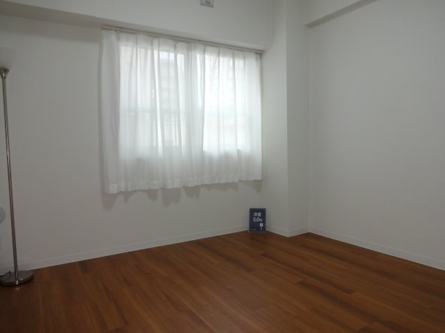リラハイツ伏見の洋室|コンパクトで使いやすい洋室です
