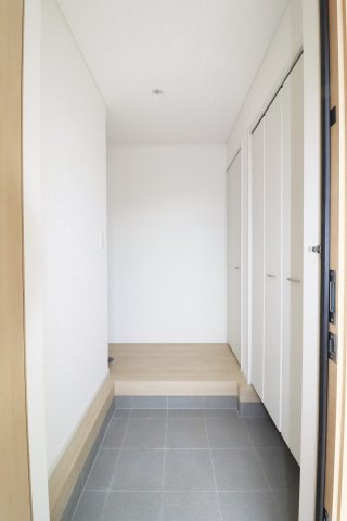 郡山市富田町字町内　　　　2号棟　　　富田小学校、富田中学区の玄関