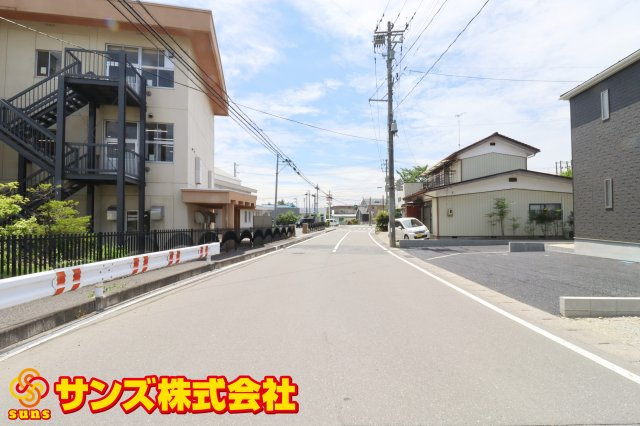 郡山市富田町字町内　　　　2号棟　　　富田小学校、富田中学区の前面道路含む現地写真|東側前面道路