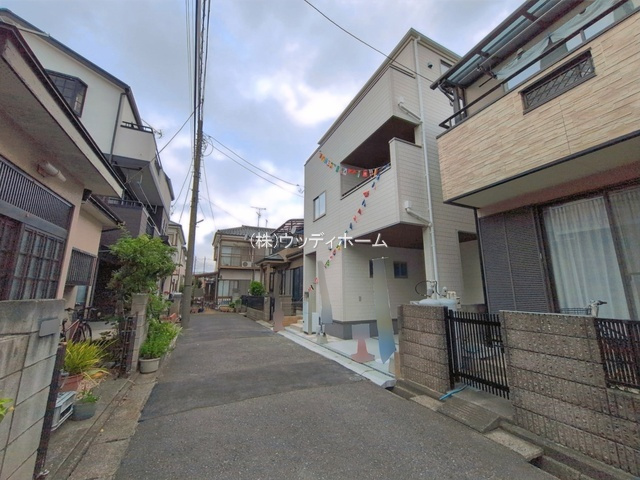 越谷市蒲生愛宕町2期　新築一戸建ての前面道路含む現地写真