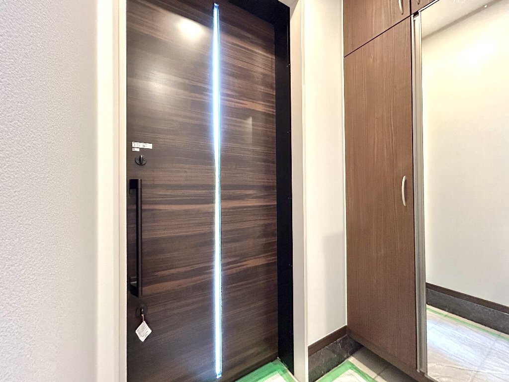 所沢市上新井５丁目　新築一戸建　西武池袋線　西所沢の玄関|洗練されたオシャレな玄関がお出迎えします。