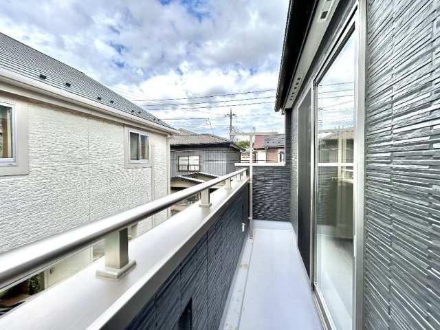 所沢市上新井５丁目　新築一戸建　西武池袋線　西所沢のバルコニー|2階洋室バルコニーには物干し用の金物を標準設置済みです。