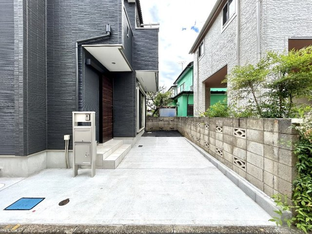 所沢市上新井５丁目　新築一戸建　西武池袋線　西所沢|ゆとりあるカースペースに大きめの自動車や、車+自転車+バイクなどのスペースも確保しやすい設計です。
