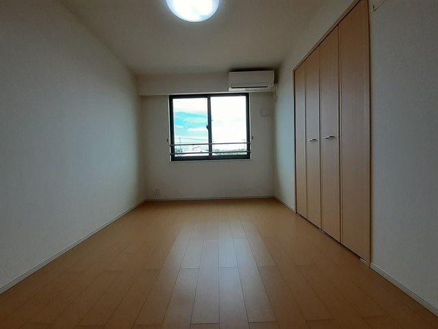 稲城市大丸のアパートの寝室