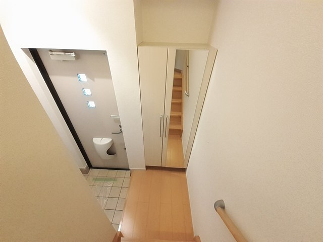 稲城市大丸のアパートの玄関