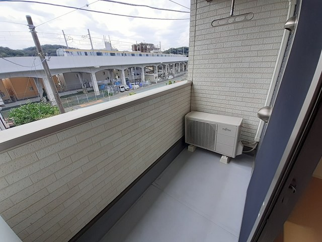 稲城市大丸のアパートのバルコニー