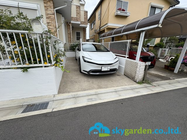 逗子市久木　中古戸建　の駐車場|前面道路広く出入りラクラク