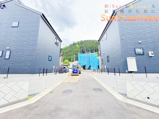 【サンスターホーム】青梅市柚木町3丁目　長期優良新築3号棟の前面道路含む現地写真