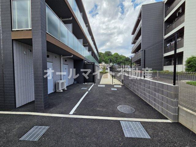 川崎市多摩区長尾４丁目の賃貸マンションの駐車場
