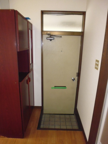 サンハイツの玄関|リフォーム前なので以前の写真です。
